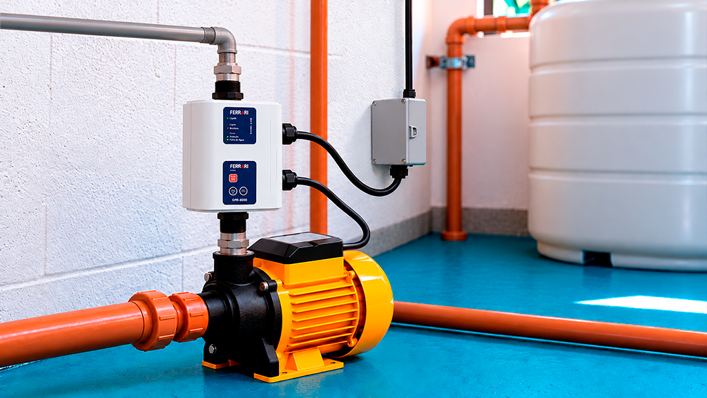 Bomba d’água com controlador automático instalado em sistema de abastecimento com reservatório